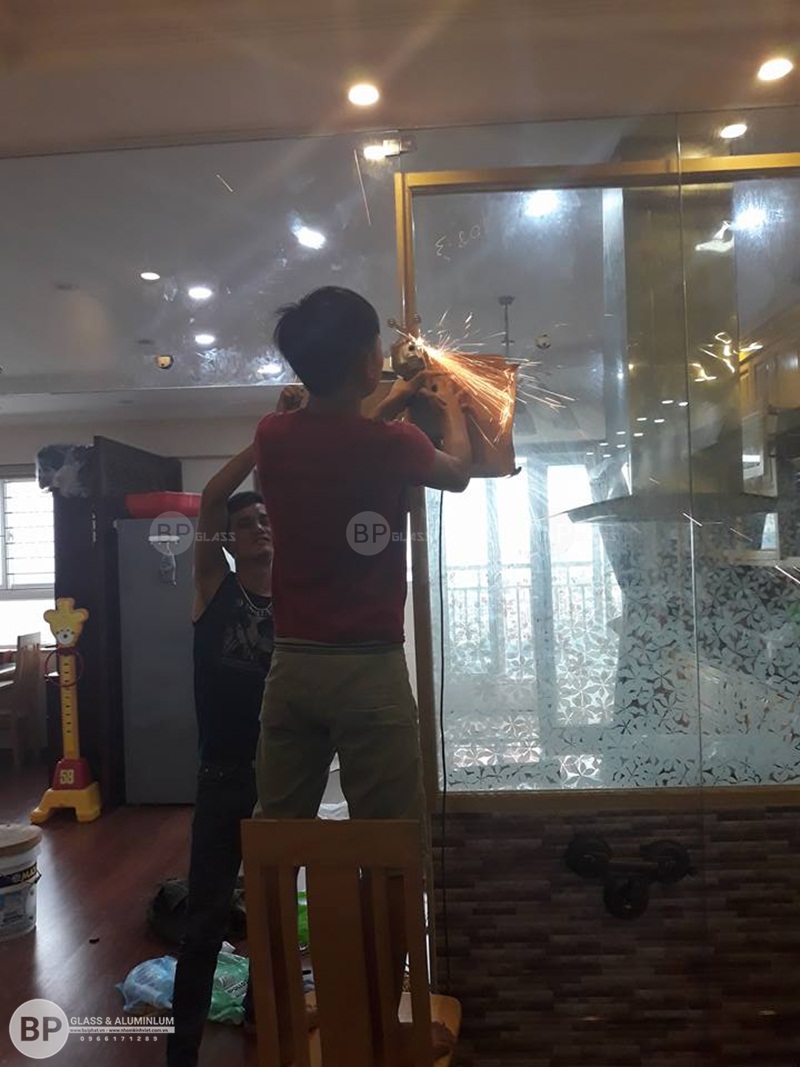 Lắp cửa kính lùa phi 25 Chị Quý 165 Thái Hà